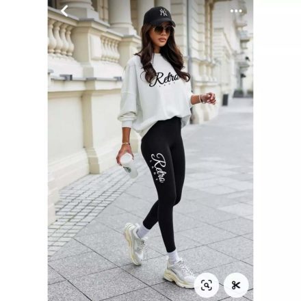 Fehér pulóver fekete leggings